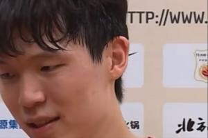 男篮负日本赛后杨瀚森用英文接受采访 但口语水平堪忧