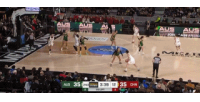 探囊取物！张子宇篮下接球 无视防守上篮打成2+1