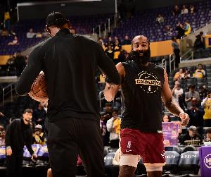 Windhorst：我认为哈登愿降薪重组合同 助骑士低价签下詹姆斯