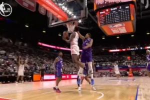 开场就秀上了！迪班萨突破帅气拉杆反篮上进还造犯规 但加罚没中