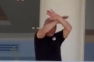 埃及主帅哈桑回国后挥手向现场球迷致意，随后再次做出交叉手势